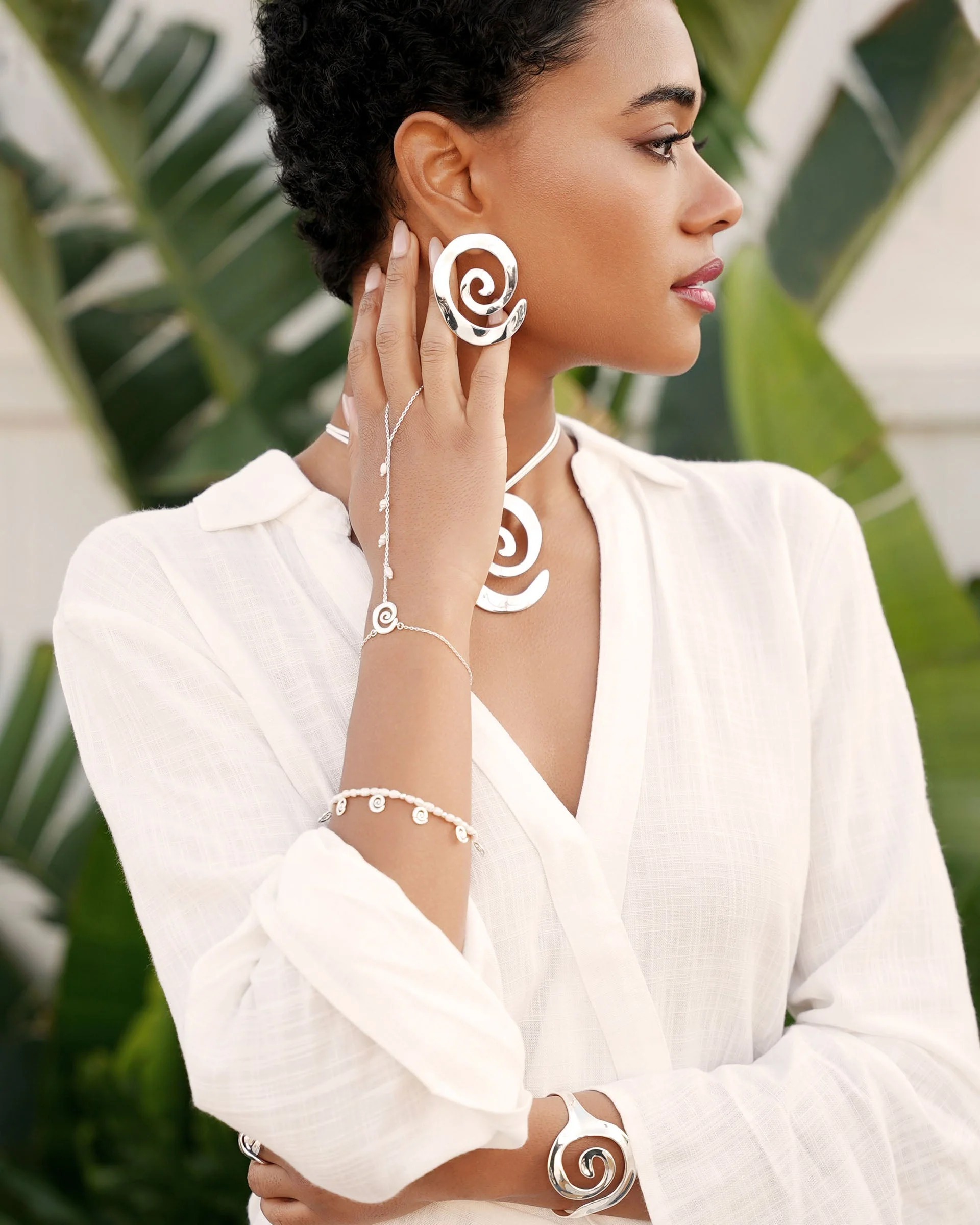 Aura Pearl Hand Chain