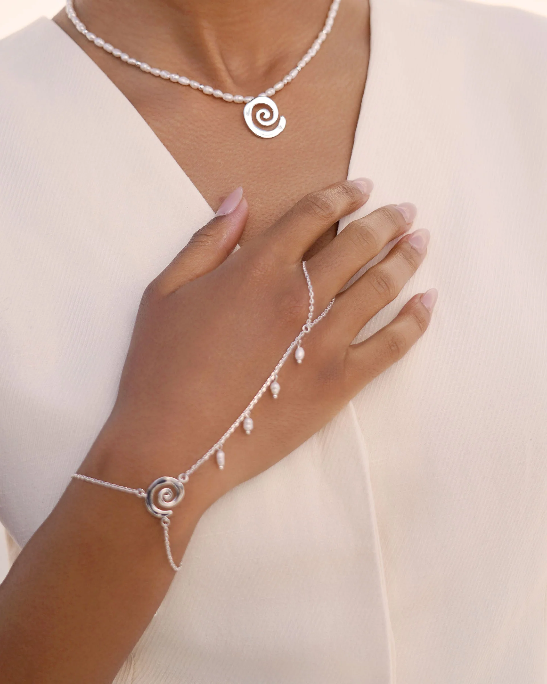 Aura Pearl Hand Chain