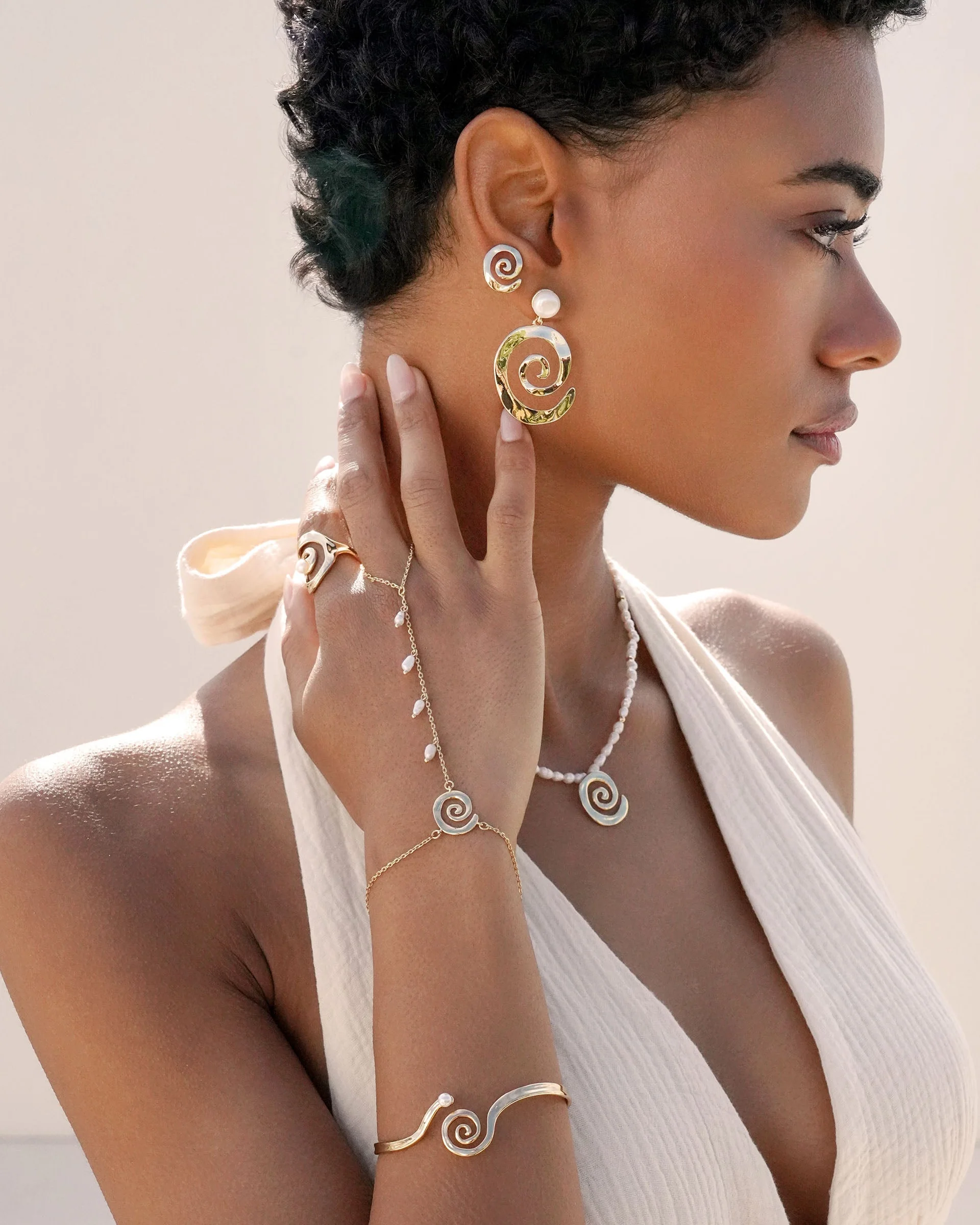 Aura Pearl Hand Chain